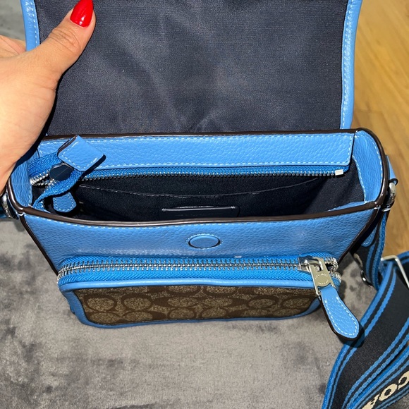 Crossbody Coach - Picture 3 of 3